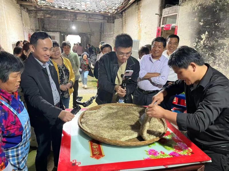 曉天鎮：打糍粑   傳鄉情